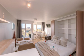 Luminous, modern flat with balcony and lateral sea view